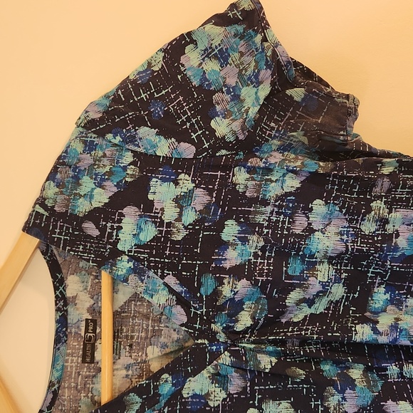 Health Pro Hearts Fitted Scrub Top - Picture 2 of 2